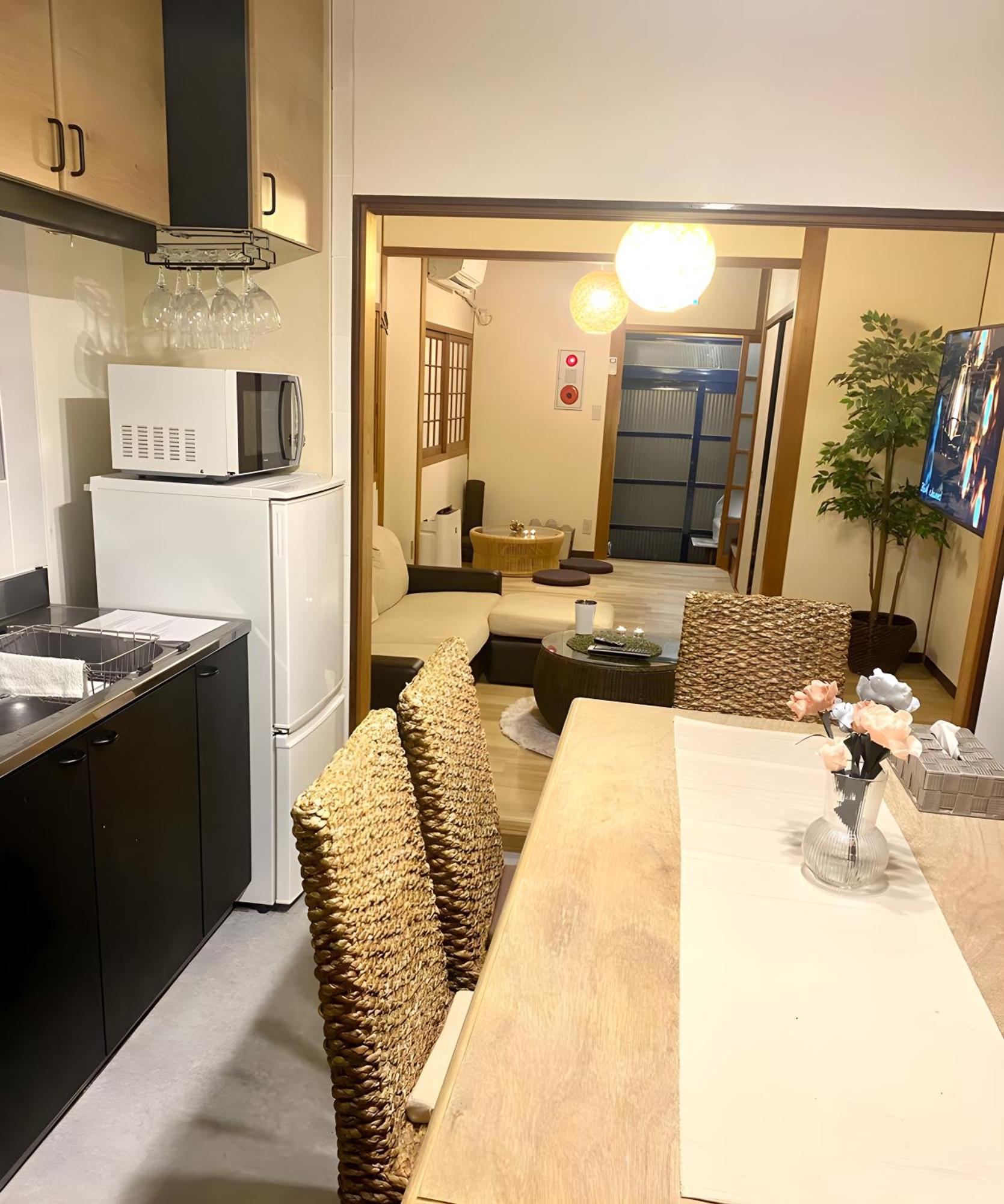 Holiday home Yaino Teras: Cozy Near Tenjinbashisuji 6-chome Station Osaka